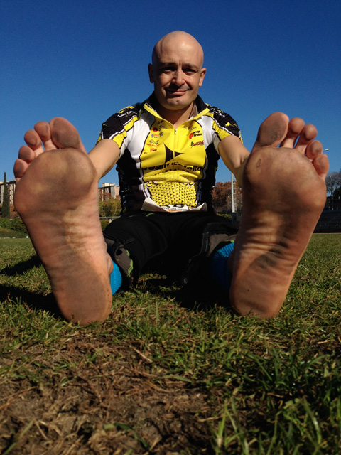 A pesar de las 24 horas corriendo descalzo, las plantas de los pies de Dani no han sufrido.  Foto: carlespascual.cat