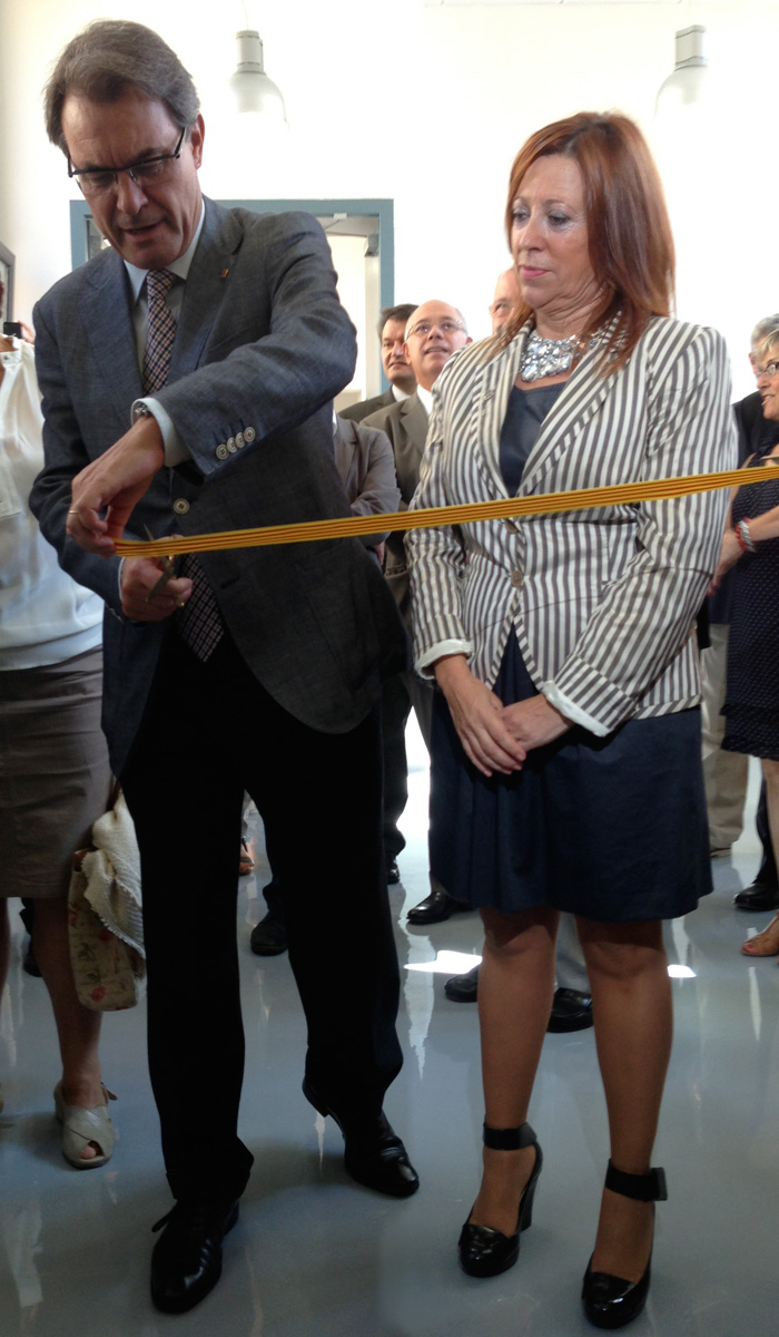 Artur Mas talla la cinta a la inauguració de l'Escola Oficial de l'Alt Maresme a Calella. Foto: carlespascual.cat
