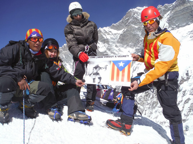 D'esquerra a dreta, Shangue (el sherpa), Lluna Martí, Carme Solà i Lluís Cases. Foto: Montaltrek