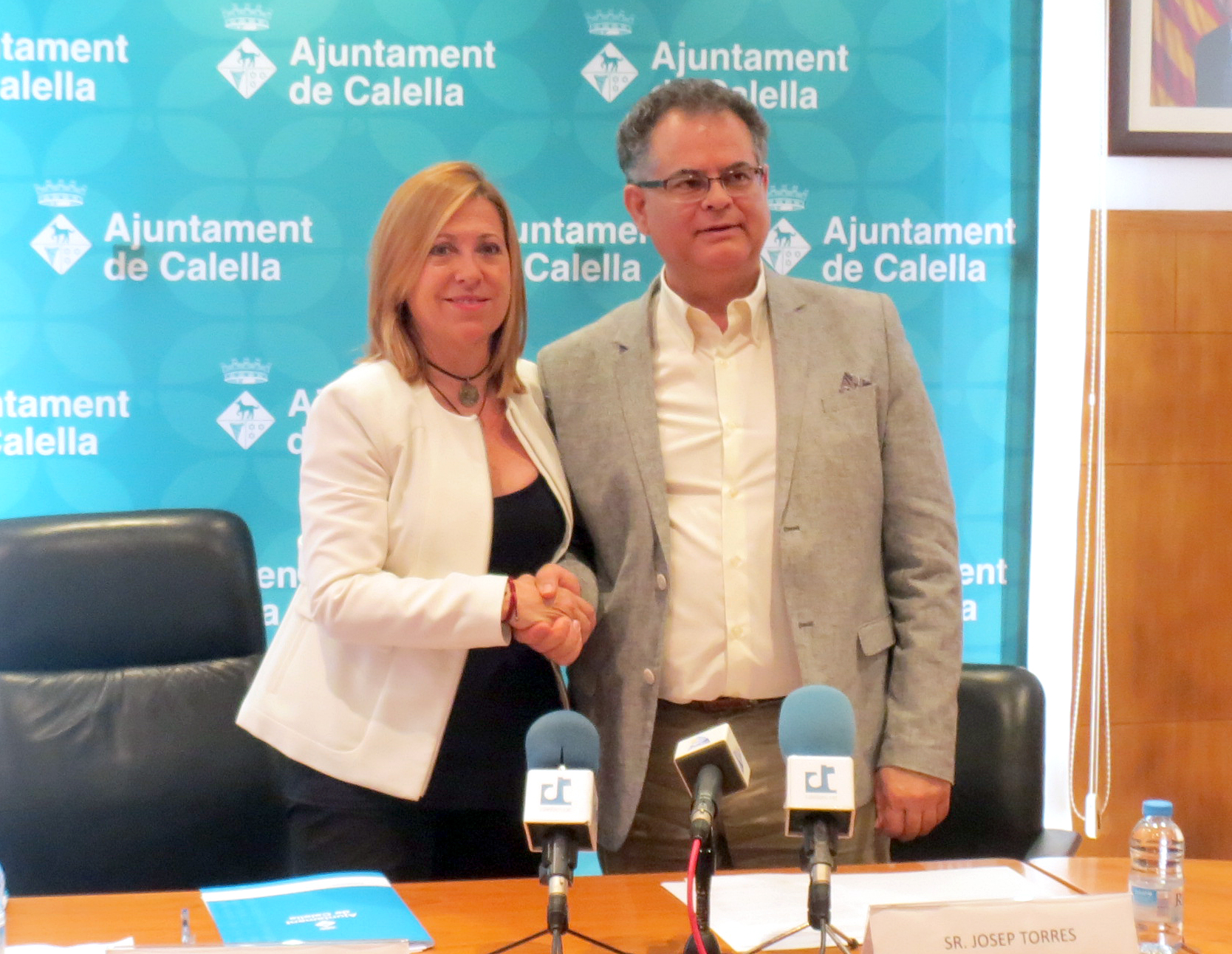 Montserrat Candini [CiU] i Josep Torres [PSC] acorden el pacte de governabilitat. Foto: calellaesmes